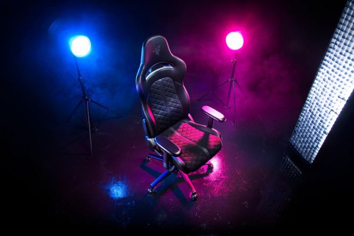 silla de juego negro Razer enki LTD6Z132